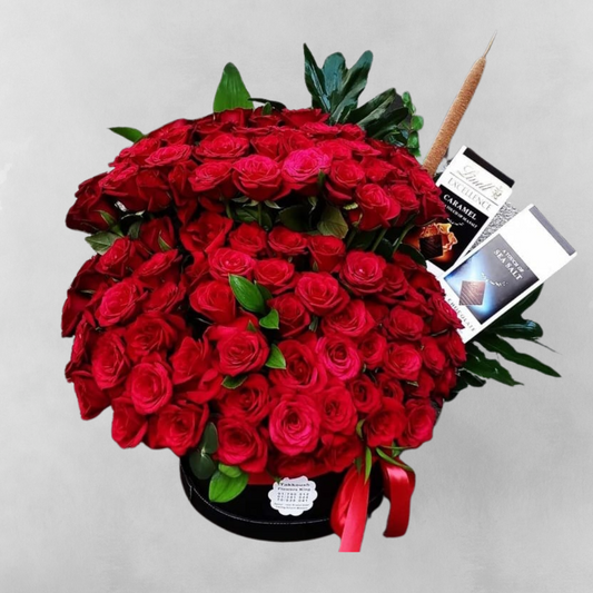 This eye-catching arrangement features 80 brilliant red roses expertly arranged in a box, accompanied by two delicious chocolate bars. The perfect gift for that special someone, this bouquet is sure to make a lasting impression.